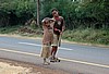 Ni�os camino de Ngorongoro