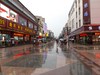 Suzhou: calle del centro bajo la lluvia