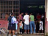 La cola de los vales de leche en polvo.
Cerca de Tortuguero.