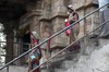 Khajuraho: mujeres con ofrendas en el templo de Ganesha