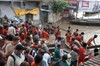 Varanasi (Benar&eacute;s): hind&uacute;es ba�&aacute;ndose en el Ganges