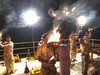 Varanasi (Benar&eacute;s): ceremonia hind&uacute; junto al Ganges