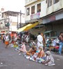 Varanasi (Benar&eacute;s): mendigos a la salida del ghat