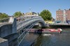 Dubl&iacute;n: puente sobre el Liffey, cerca del Temple Bar