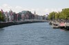 Dubl&iacute;n: vista del r&iacute;o Liffey desde el puente O'Connell