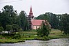 Antigua iglesia junto a un lago