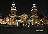 Lima.
La catedral, de noche.