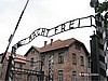 Entrada al campo de concentraci&oacute;n de Auschwitz